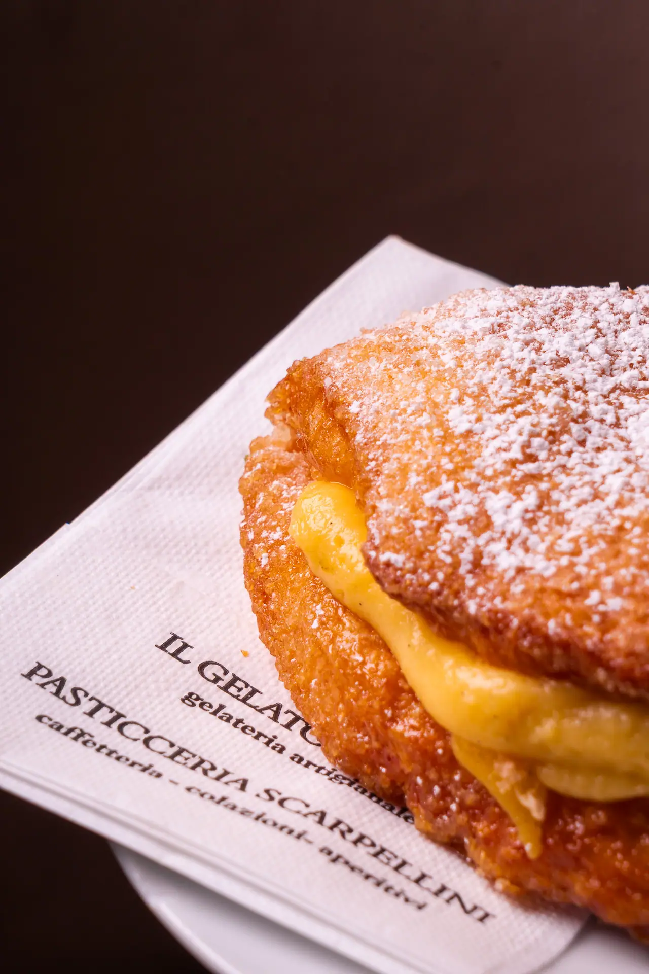 Bomba fritta con crema pasticcera e zucchero a velo