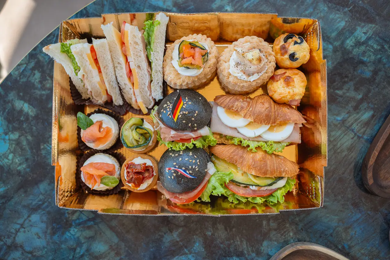Box assaggio con tramezzini, panini, focacce e stuzzichini salati