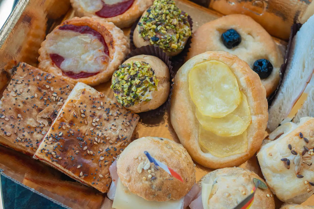 Box di salati assortiti pronti per un evento