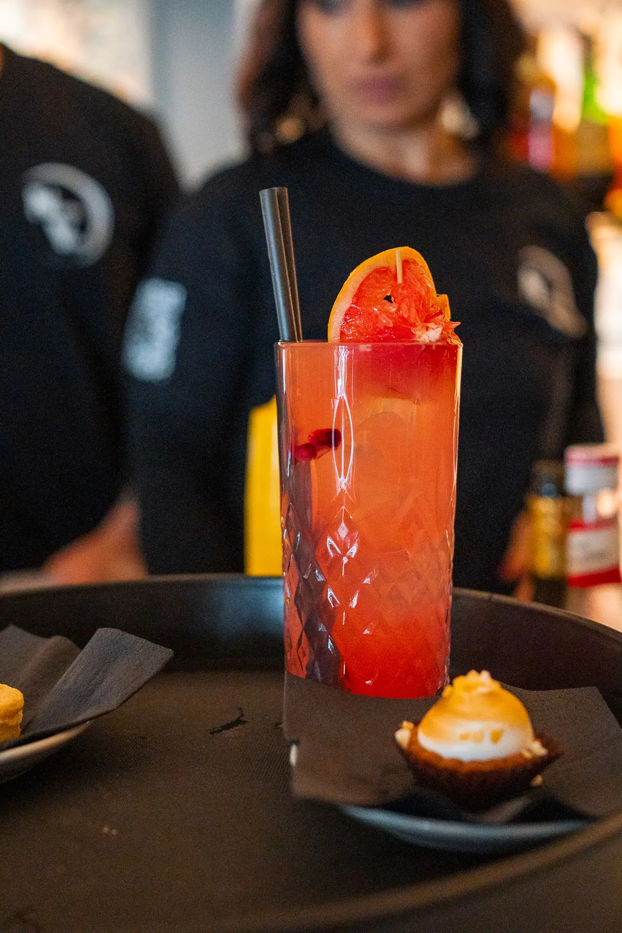 Cocktail rosso con stuzzichino sul bancone