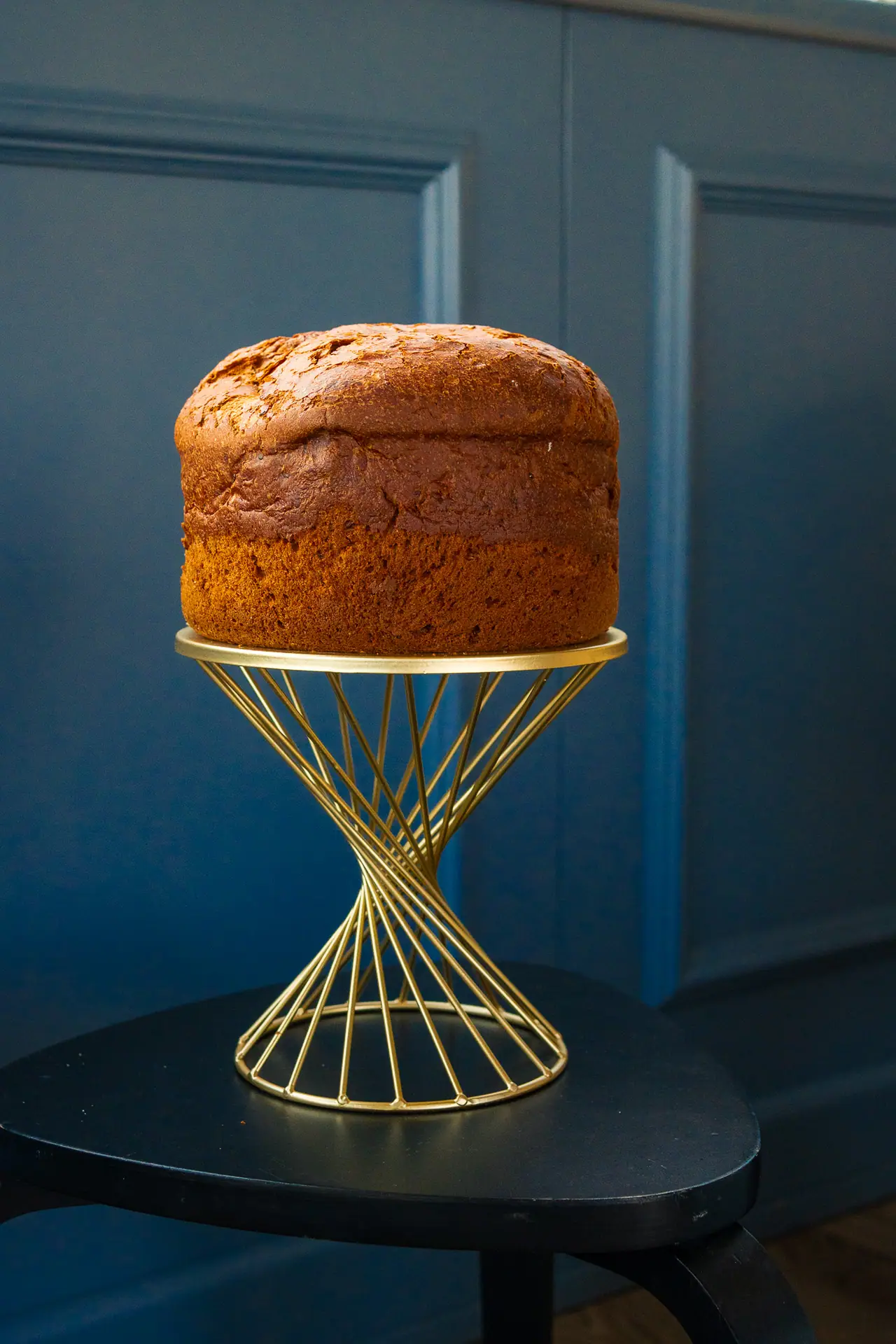 Colomba artigianale su un'alzata dorata
