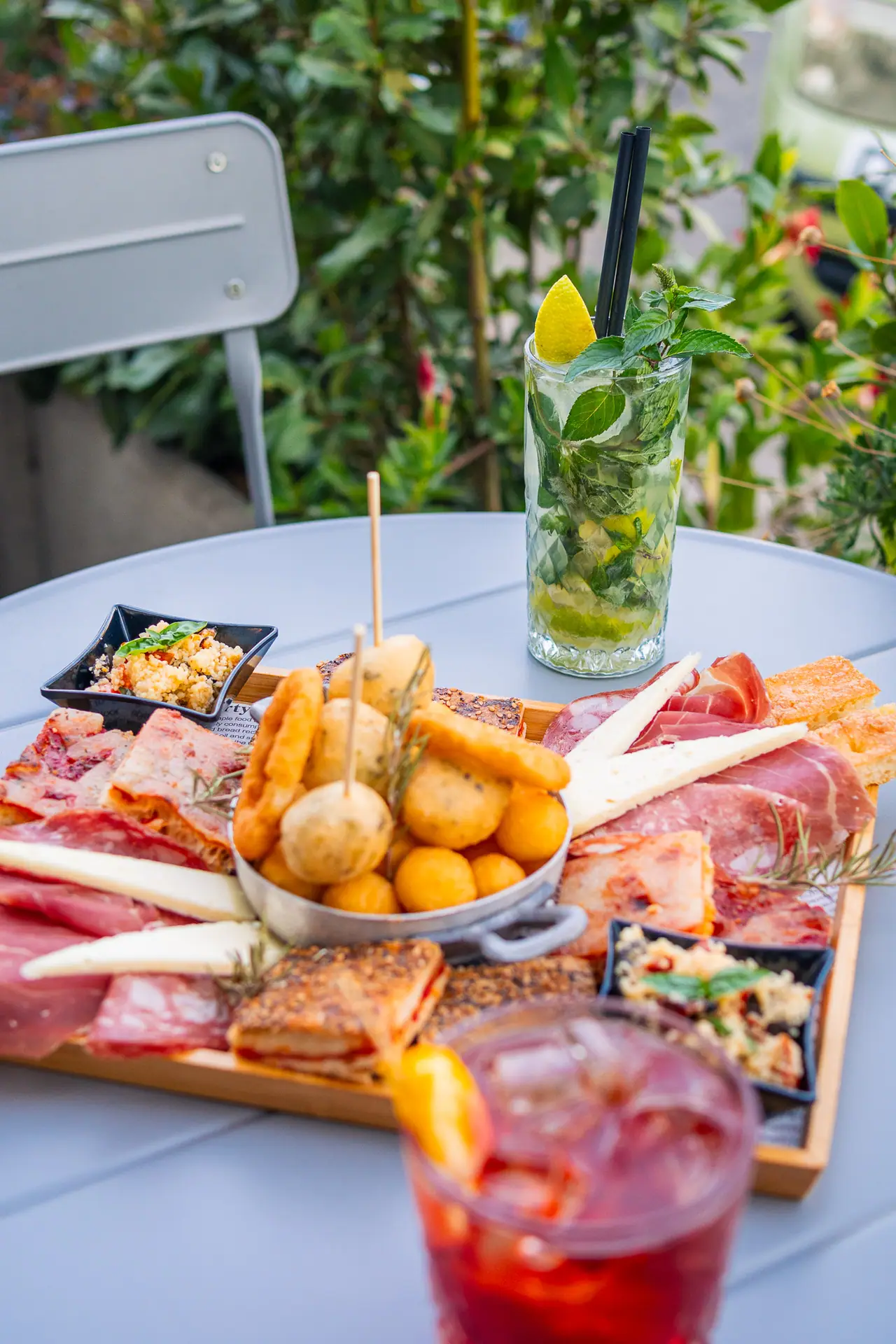 Tagliere con fritti e spritz nel dehors