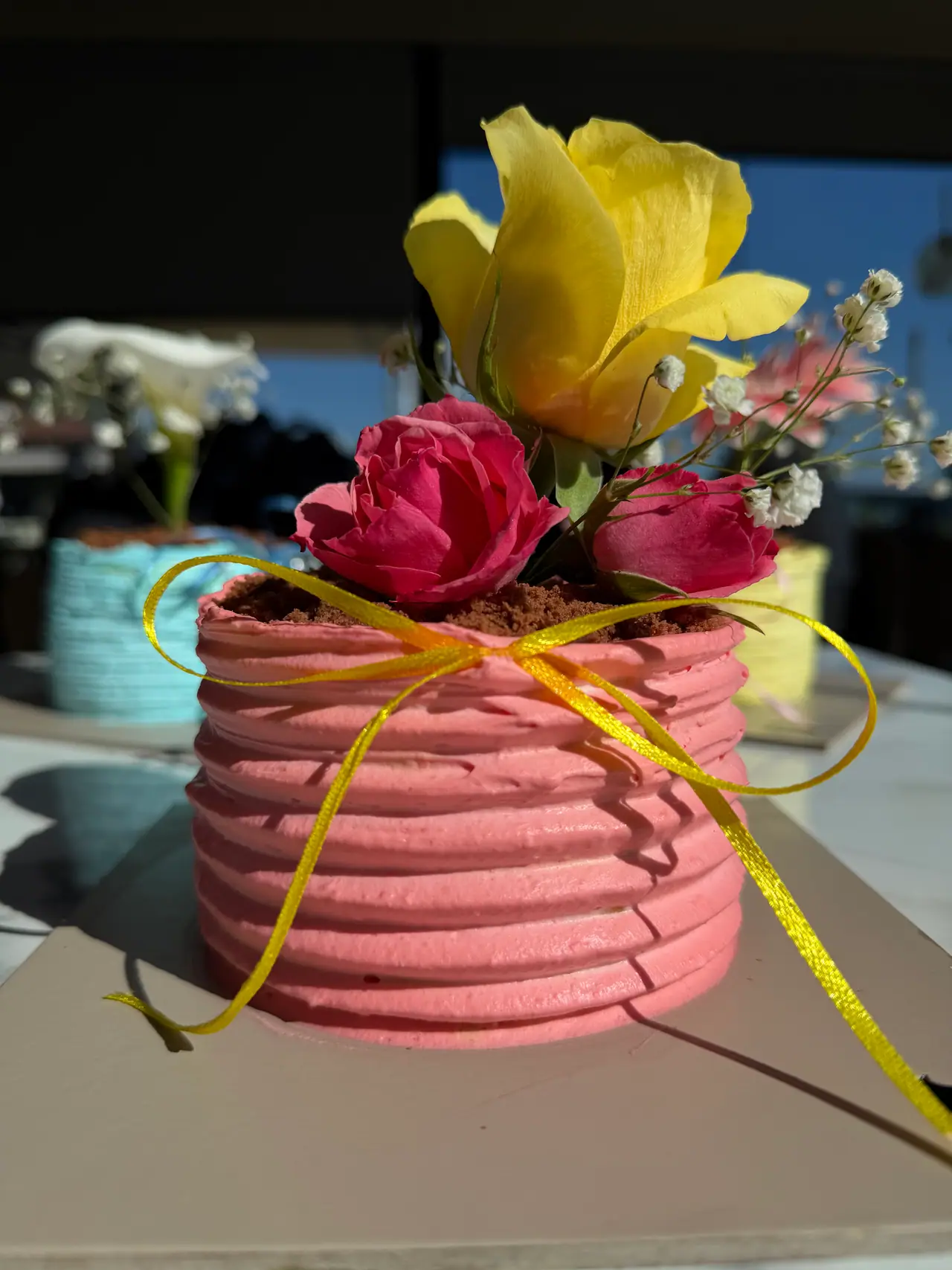 Torta rosa con fiori freschi per la festa della mamma