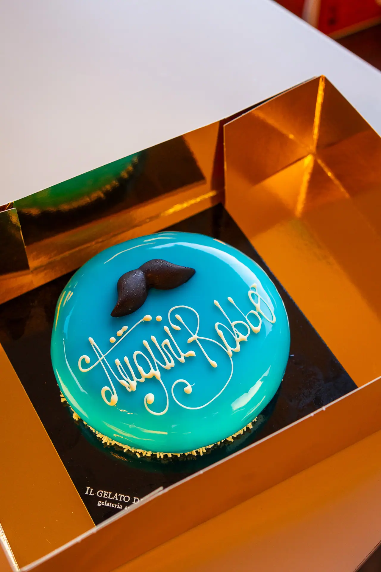 Torta azzurra per la festa del papà nella sua scatola