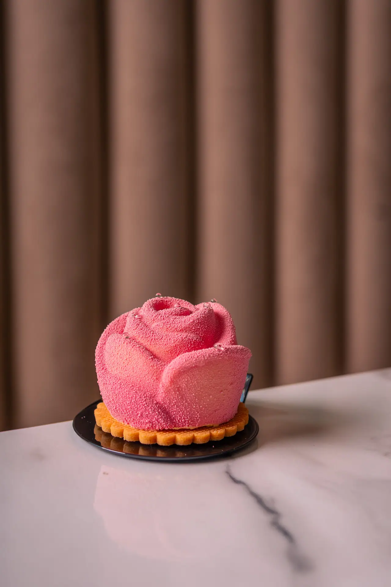 Monoporzione a forma di rosa sul marmo