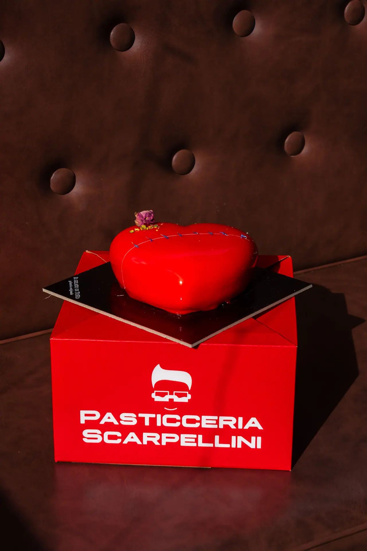 Torta a cuore sulla scatola rossa Pasticceria Scarpellini