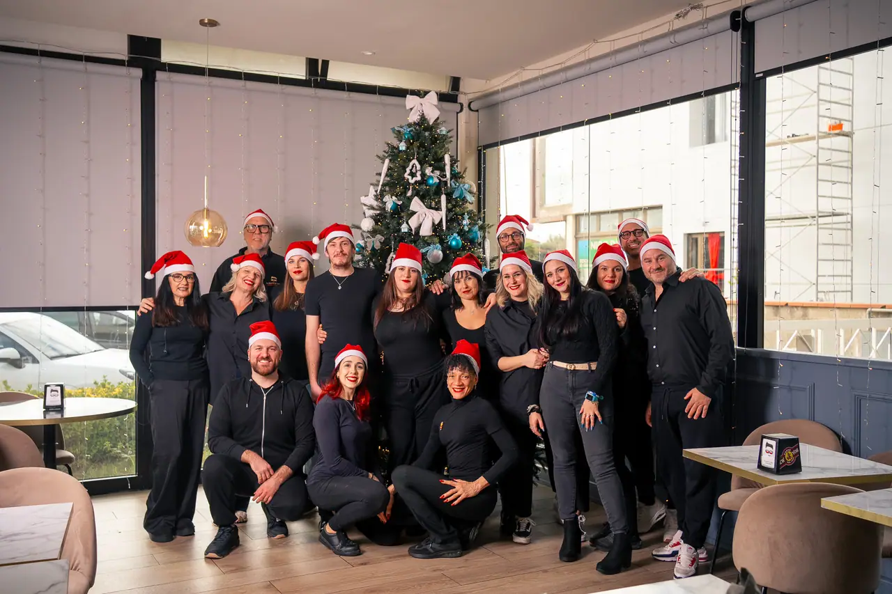 Tutto lo staff di Pasticceria Scarpellini davanti all'albero di Natale