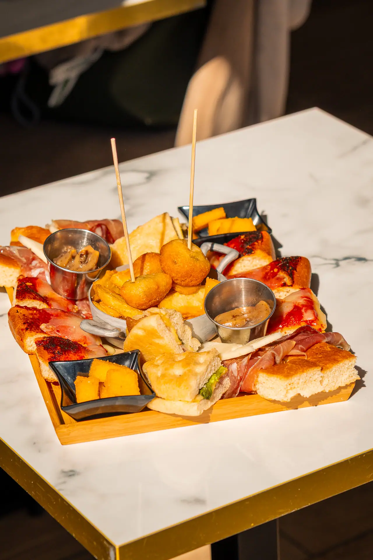 Tagliere dell'aperitivo sul tavolo di marmo