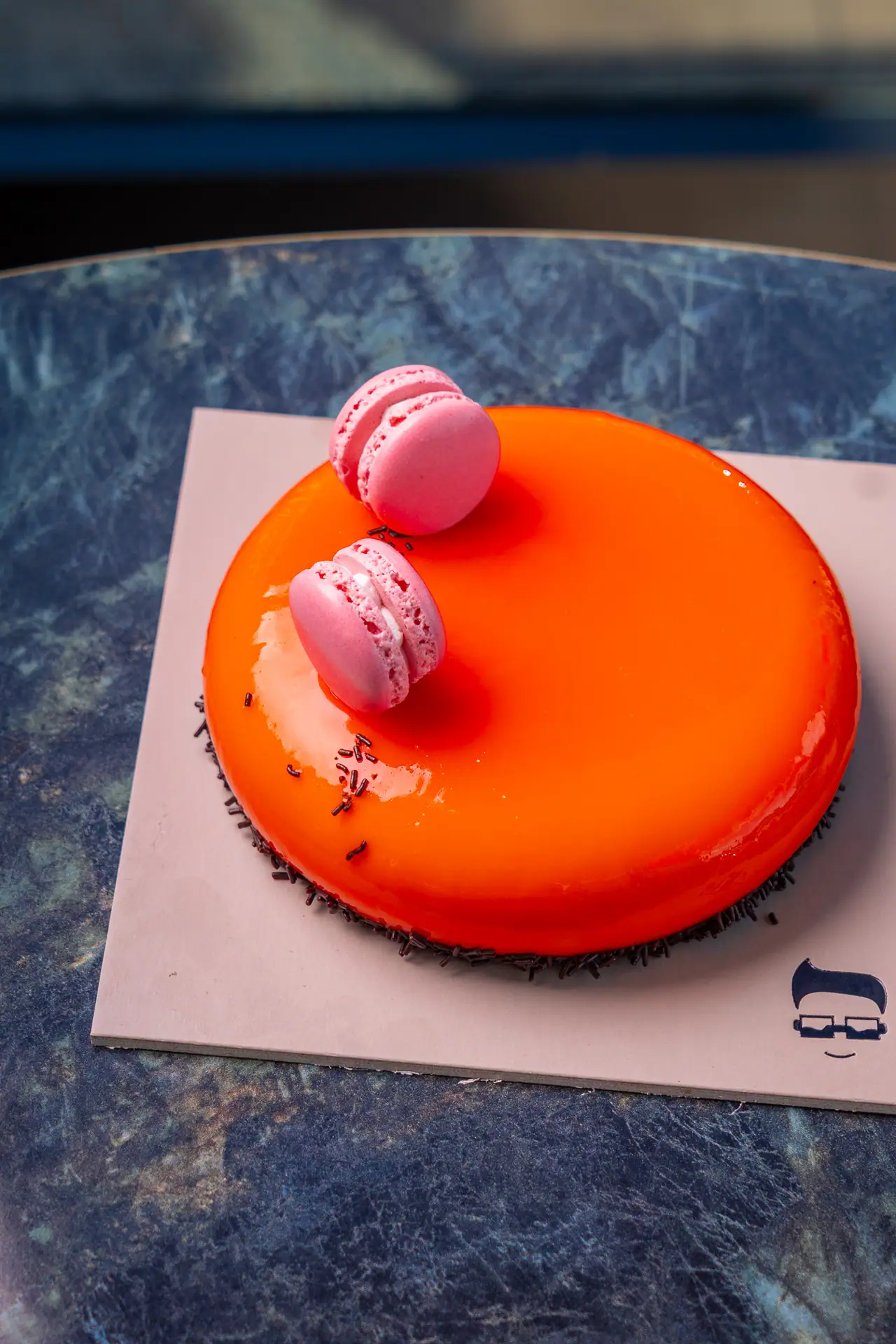 Torta con glassa arancione e macaron
